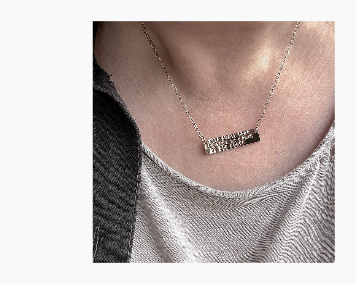 Inoxydable ✶ Collier barre gravé d'une longue CITATION - Argent