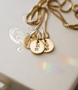 Mini Médaille 10 - Initiale + date - Atelier Pamalaka